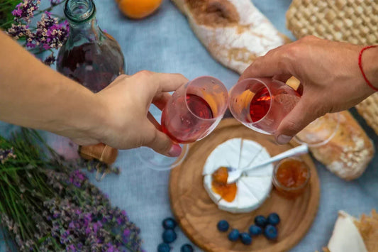 Verres de kombucha colorés sur table de brunch avec accords mets