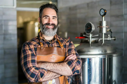 Patrice Chessé, co-fondateur de Galatea Kombucha, dans son atelier de brassage en Gâtine