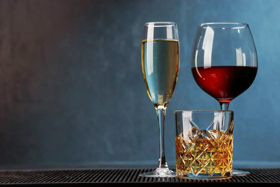 Dégustation kombucha et vin côte à côte — deux liquides fermentés, une même noblesse