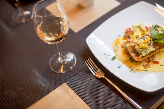 Accord mets et kombucha artisanal Galatea — table gastronomique avec verres de kombucha